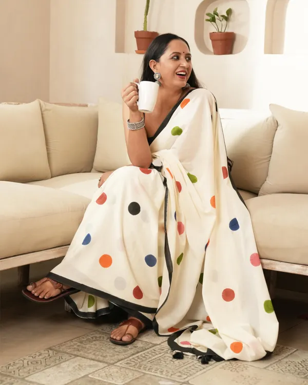 Beige_Cotton_Polka_Dot_Printed_Mul_Saree_With_Tassels_For_Women